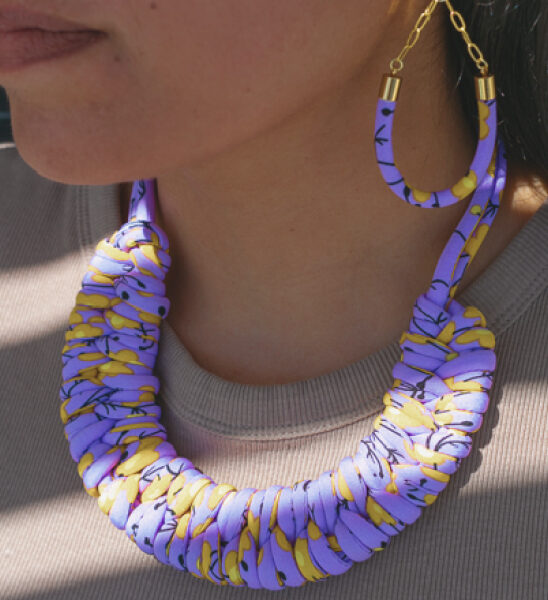 Aros cordón lila cadena y gancho baño de oro + Collar doble cordón lila