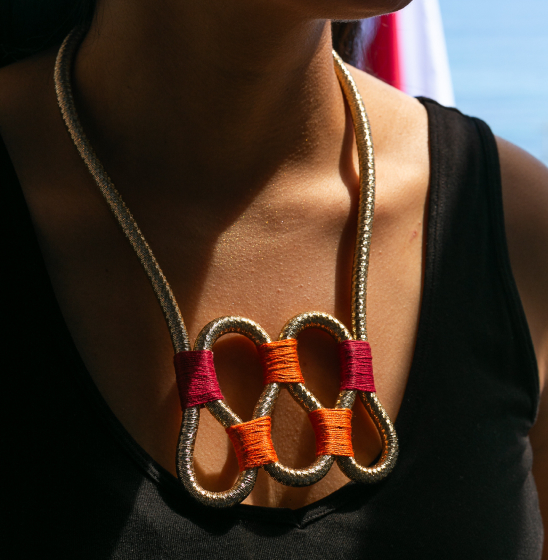 Collar dorado embarrilado rojo y naranjo